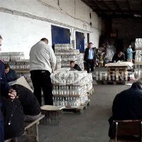 В Днепропетровске налоговая "накрыла" подпольный цех по разливу водки. Видео