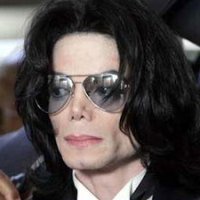 В сети появился видеоролик, на котором заснят живой Майкл Джексон после объявления о его смерти. Видео