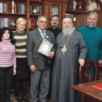 Митрополит Ириней наградил детского врача из Днепропетровска