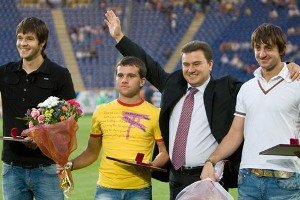 Виктор Бондарь наградил гроков нашей команды, ставших чемпионами Европы среди юношей