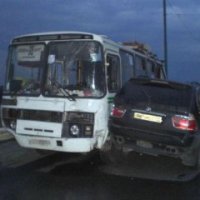 В Днепропетровске на Кайдакском мосту джип столкнулся с автобусом, водитель внедорожника скрылся. Видео