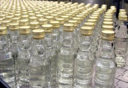 «Борьба» с алкоголизмом: Россия бьет рекорды по количеству выпуска водки 