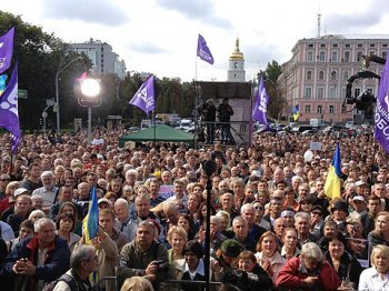 Более пяти тысяч человек в центре Киева требуют проведения референдума