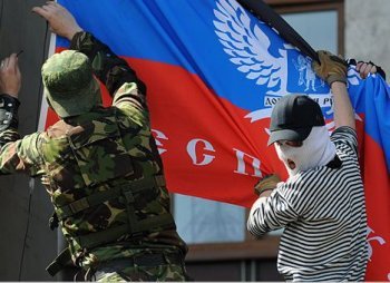 В Луганске ополченцам раздают оружие по паспортам